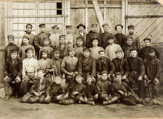 Рабочие перед переходом на новый завод (1910 г.)