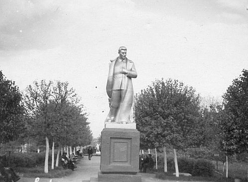 Гипсовый памятник И. В. Сталину, находился на Привокзальной площади до середины 1950-х (снесён).