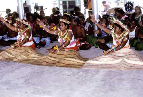 Традиционный «сидячий» танец Кирибати