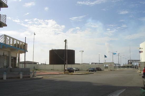Нефтеперерабатывающий завод в Синт-Николасе