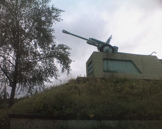 Памятник — противотанковое орудие на постаменте
