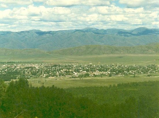 Панорама села Катон-Карагай, вид на север (с северного склона хребта Сарымсакты, фото 1997 г.)