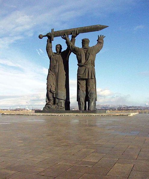 Монумент «Тыл-фронту», скульптор — Л. Н. Головницкий, архитектор Я. Б. Белопольский