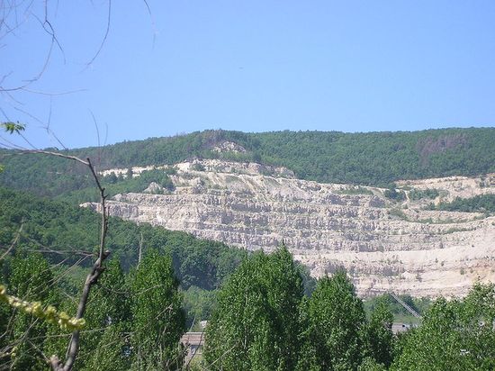 Вид на гору Жигулёвского комбината строительных материалов. На ней проводят взрывные работы