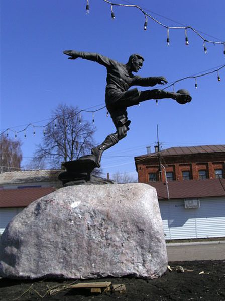 Памятник В. М. Боброву, как футболисту, в центре города