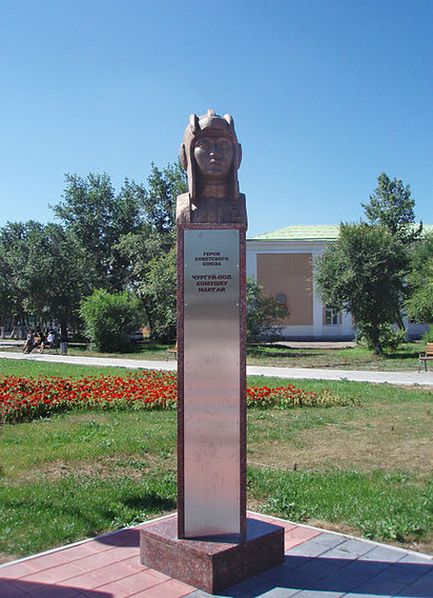 Бюст Герою Советского Союза Ч. М. Хомушку (скульптор Т. Ч. Ондар, 1995)