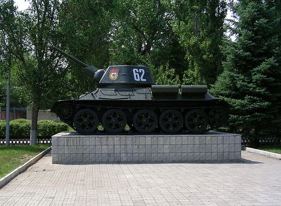 Танк Т-34-76 на площади Труда