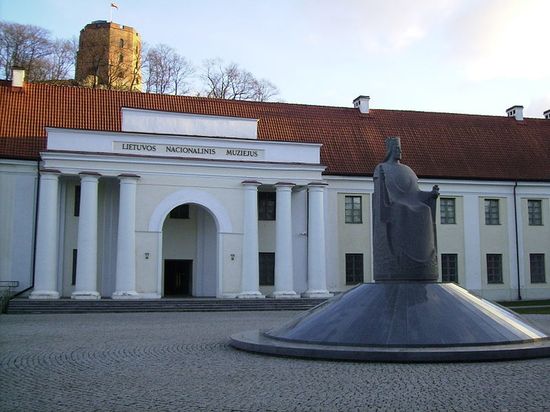 Национальный музей Литвы и памятник князю Миндовгу