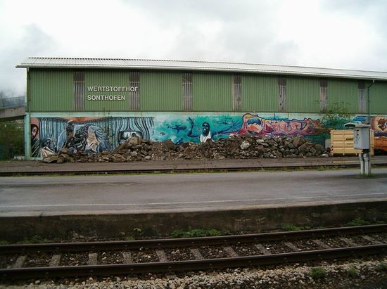 Современное граффити на свалке у вокзала