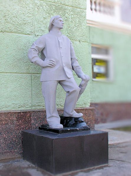 Скульптура шахтёра у здания ПНИУИ на площади Советская.