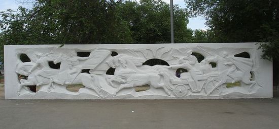 Памятная стела с тачанкой на площади Платова