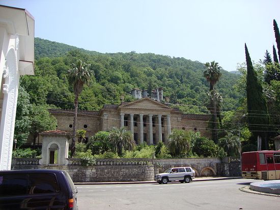 Театр, повреждённый в ходе грузино-абхазского конфликта и по состоянию на 2010 год не восстановленный