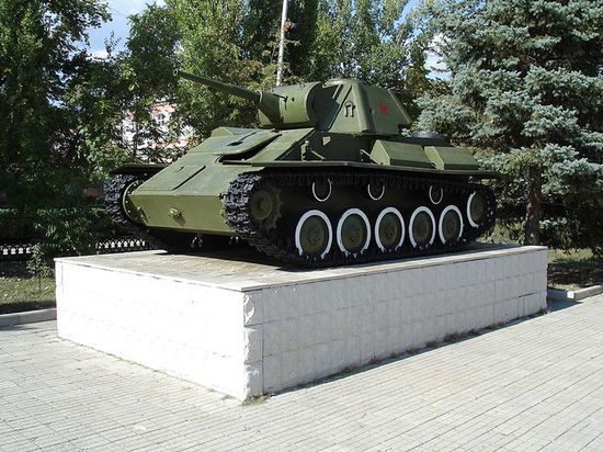 Танк Т-70 на площади Труда