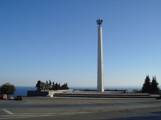 Мемориал воинам-ульяновцам на западном берегу Волги.