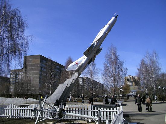 Памятный знак «Самолет» в парке «50 лет Победы».