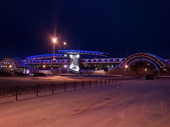 Здание аэропорта «Сургут» вечером.