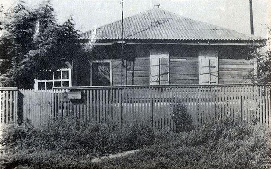 Дом, в котором в 1871 г. родился и жил до 1882 г. ученый-конструктор Ф. В. Токарев (станица Мечетинская, ул. Калинина, 1).
