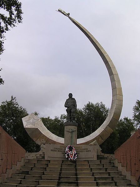 Мемориал авиаторам-североморцам, погибшим в море.