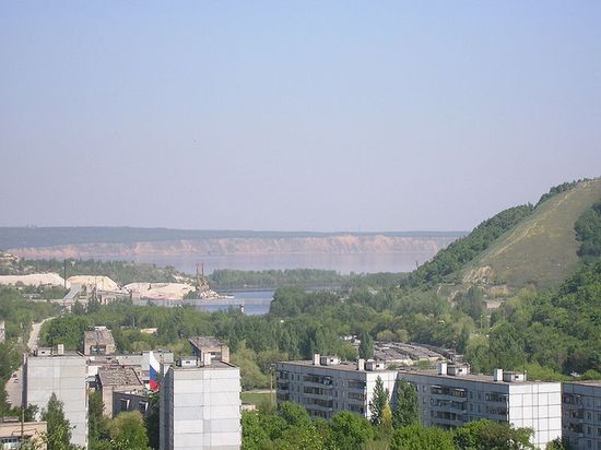 Вид на Лысую гору, Жигулёвское водохранилище и Жигулёвский комбинат стройматериалов