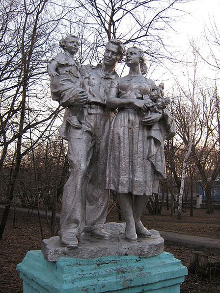 Памятник "Молодая семья"