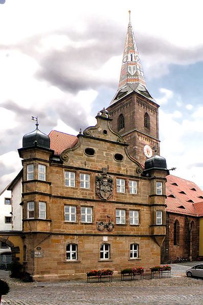 Бывший дом Немецкого ордена и мюнстер -католическая кафедральная церковь, в которой и похоронен по предположению поэт
