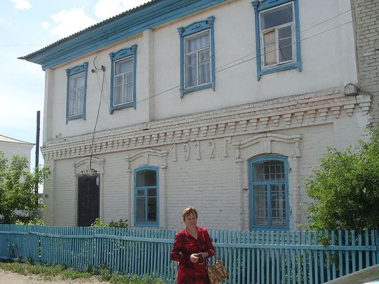 Здание в центре села с выложенной кирпичами датой «1912 г.»