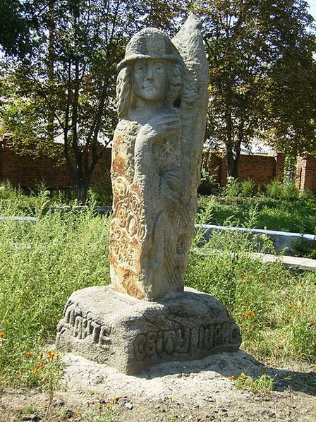 Памятник Джону Леннону напротив входа в городской парк