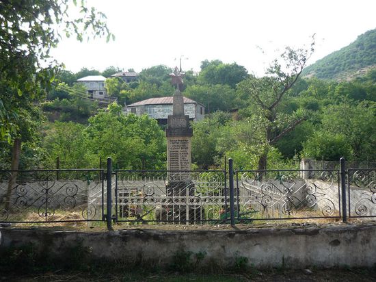 мемориал погибшим во время Великой Отечественной войны, рядом похоронены двое погибших во время карабахской войны