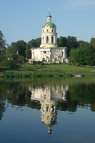 Церковь Николая Чудотворца (1823) на берегу Барского пруда, образованного Любосеевкой. 