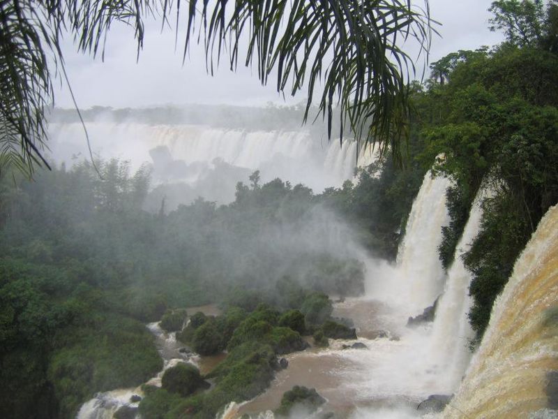 Аргентинская часть водопадов, вид со стороны Бразилии