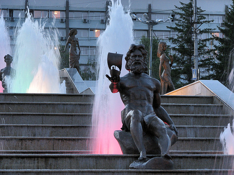 Фигура Енисея-батюшки в каскадном фонтане «Реки Сибири» в центре Красноярска