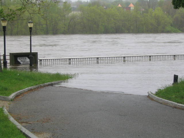 Река Мэрримек во время наводнения в мае 2006 в Хэйверхилл (Массачусетс).