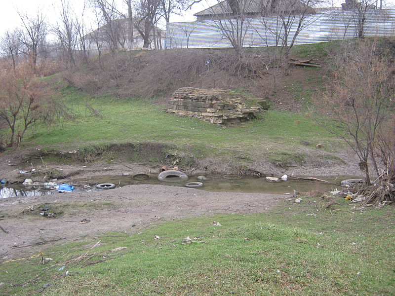 Фундамент водяной мельницы на реке Карамык принадлежавшей крестьянину Черноволенко.
