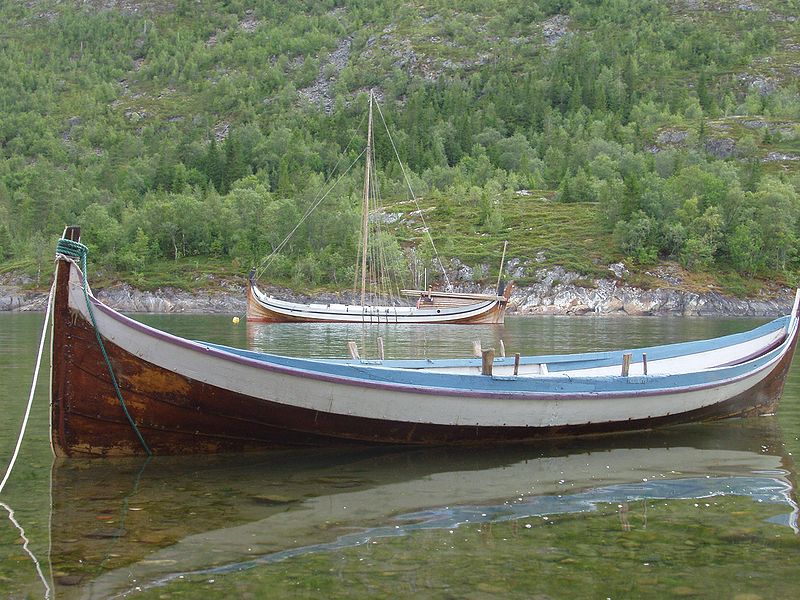 Национальная лодка Нурланна (Nordlandsbåter<sup>no</sup>) на реке Вефсна