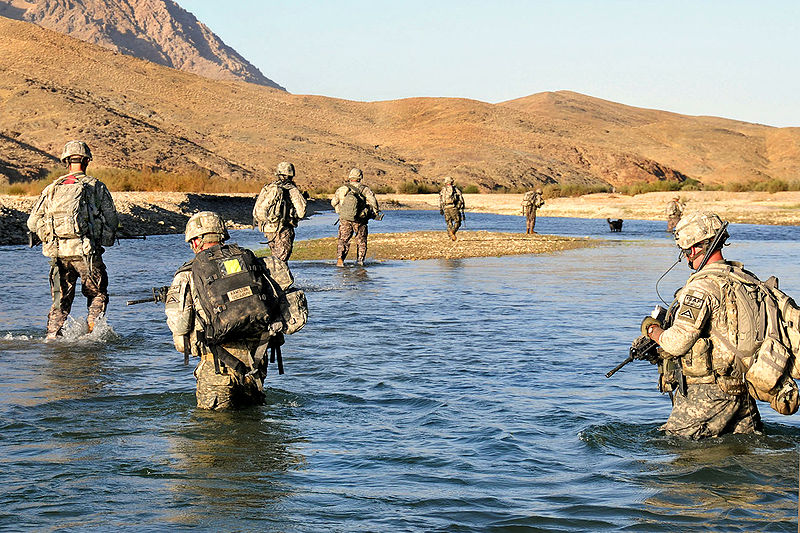 Американские военные пересекают участок реки Аргандаб