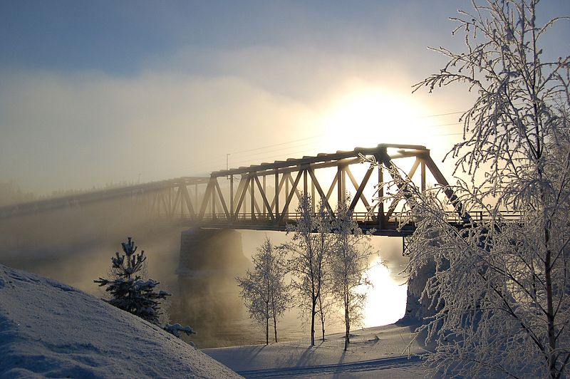 Железнодорожный мост Вааланкиркку через реку Оулуйоки, окутанный туманом