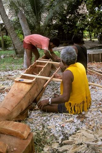 Мужчины вырезают каноэ на атолле Нанумеа.