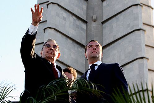 Президент России Дмитрий Медведев с Раулем Кастро (28 ноября 2008 года)