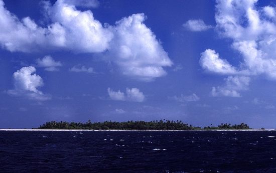 Низменные острова Тувалу возвышаются не более чем на 5 м, поэтому при повышении уровня Мирового океана им грозит затопление.