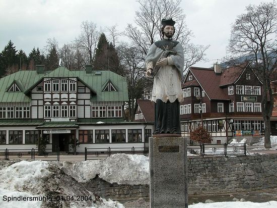 Шпиндлерув-Млин. Статуя Яна Непомуцкого. Фото 2004 года