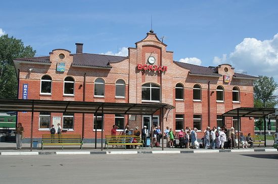 Вокзал станции Электрогорск (со стороны города)