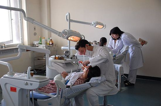 Стоматологический кабинет в одной из крупных больниц КНДР