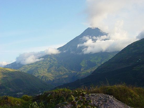 Вулкан Тунгурауа около города Баньос