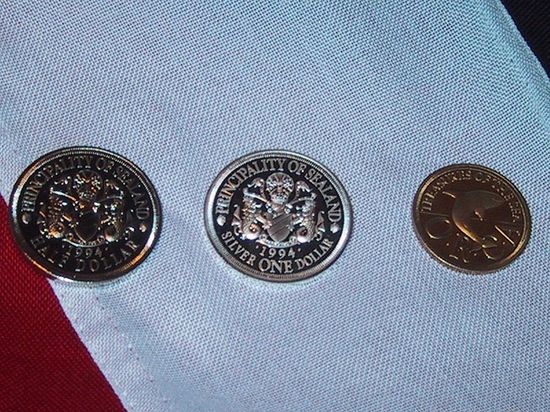 Монеты Силенда, слева направо: ½ доллара, серебряный доллар и ¼ доллара