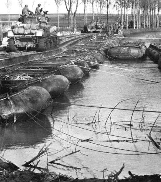 Переправа американских войск через реку у Пор-сюр-Сей. 1944 год.