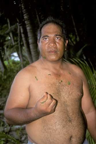 Бывший президент Кирибати Тебуроро Тито во время целебного ритуала на острове Флинт